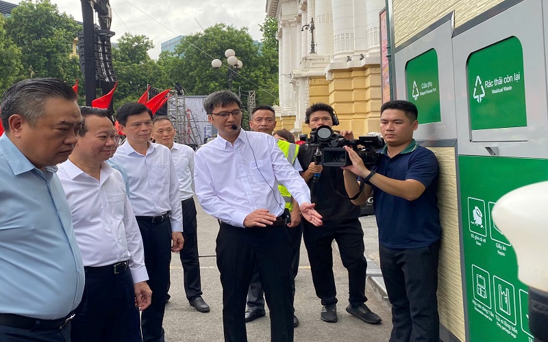 Hà Nội: Ra quân vận hành phương tiện, thiết bị vệ sinh môi trường hiện đại